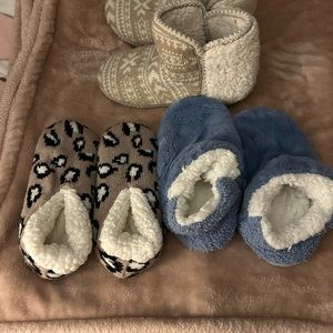 Lot of 3 slippers.